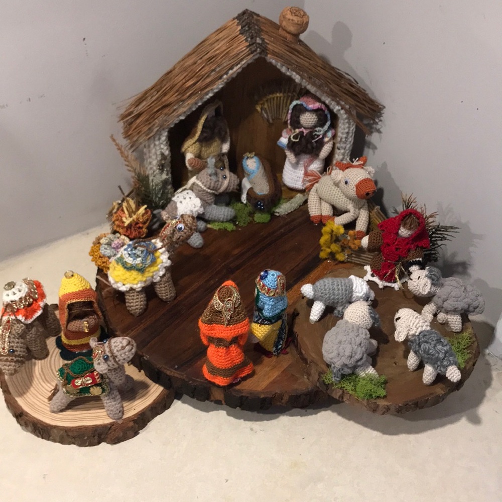 Christmas figures in crochet and bases made in wood.